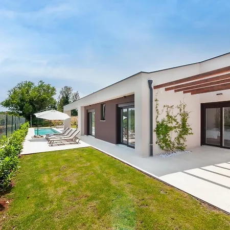 Echo Villa, Istra, Pool/jacuzzi, Bbq, Pet Friendly וילה