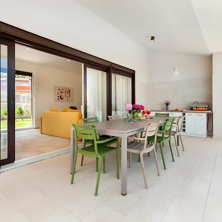 Echo Villa, Istra, Pool/jacuzzi, Bbq, Pet Friendly וילה *